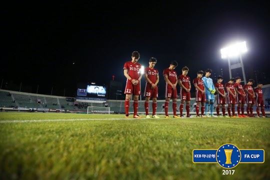 부산 아이아크 선수들이 25일 부산 구덕운동장에서 열린 수원 삼성과 FA컵 준결승에 앞서 얼마 전 운명을 달리한 조진호 감독을 위한 추모 묵념을 하고 있다. 대한축구협회 제공