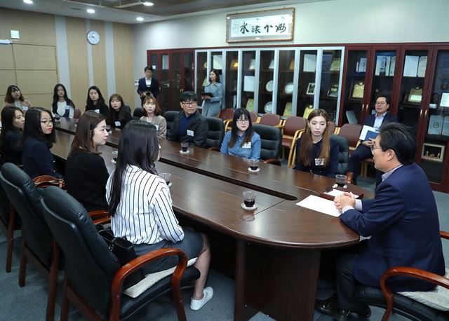 오리엔테이션을 마친 당진시 청년인턴들이 25일 근무에 앞서 김홍장(오른쪽)시장과 대화를 하고 있다. 당진시 제공