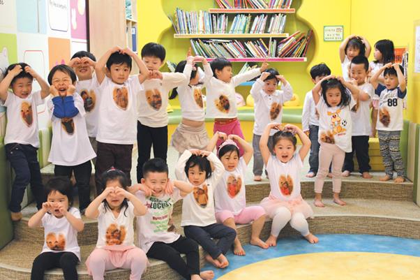 포스코가 운영하고 있는 서울 강남구 대치동 포스코어린이집에서 임직원 자녀들이 하트를 그리고 있다.