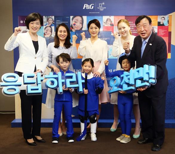 한국 P&G 김주연 사장(맨 왼쪽)과 이희범 2018 평창동계올림픽조직위(맨 오른쪽)이 동계 스포츠 유니폼을 입은 어린이 모델들과 함께 3D 조형물을 들고 기념 촬영을 하고 있다.