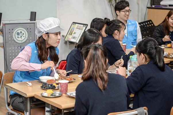 추석 명절을 앞두고 지난달 다애 다문화학교를 찾아간 ‘수은 희망씨앗 나눔봉사단’이 학생들과 식사를 함께 하고 있다.