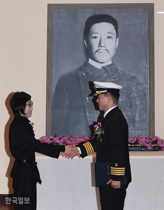 [171026-24] [저작권 한국일보]피우진 국가보훈처장이 26일 오전 서울 남산 안중근의사기념관에서 열린 '안중근 의사 의거 108주년 기념식'에서 안중근 잠수함 부대표창을 하고 있다. 오른쪽 안중근 잠수함장 김태훈 대령. 2017.10.26 신상순 선임기자