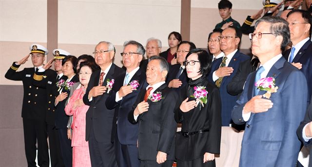 26일 서울 중구 남산 안중근 기념관에서 열린 안중근의사 의거 108주년 기념식에서 김황식 이사장과 피우진 국가보훈처장등이 국민의례를 하고 있다. 2017.10.26신상순 선임기자