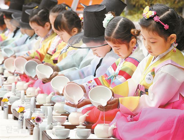 26일 서울 중랑구 신내근리공원에서 열린 '제15회 어린이 차예절 발표회'에서 한복을 입은 어린이들이 다도 예절을 배우며 즐거워 하고 있다.배우한 기자