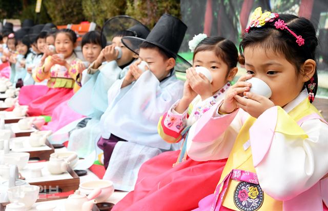 26일 서울 중랑구 신내근리공원에서 열린 '제15회 어린이 차예절 발표회'에서 한복을 입은 어린이들이 다도 예절을 배우며 즐거워 하고 있다.배우한 기자