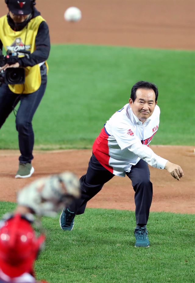 26일 오후 광주 북구 광주기아챔피언스필드에서 열린 2017 KBO 한국시리즈 2차전 두산베어스 대 KIA타이거즈 경기에 앞서 정세균 국회의장이 시구를 하고 있다. 광주=뉴시스