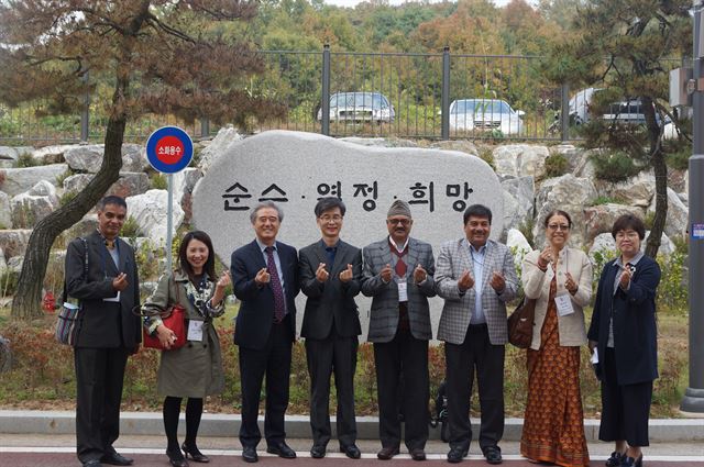 특수학교 시설 및 교육과정 운영 벤치마킹을 위해 방문한 네팔 교육부와 주요 대학 관계자, 세종누리학교 관계자 등이 세종누리학교에서 기념촬영을 하고 있다. 세종시교육청 제공