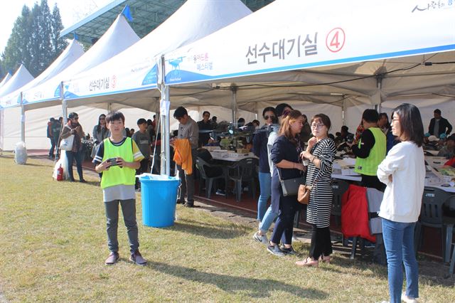 27일 경기 용인시 옛 경찰대에서 개막한 ‘2017 용인드론페스티벌’ 드론 챌린지 대회 참가 학생이 경기 전 드론을 조종해 보이고 있다. 이종구 기자/그림 427일 경기 용인시 옛 경찰대에서 개막한 ‘2017 용인드론페스티벌’ 참가 학생들이 와우스페이스 체험존에서 가상·증강현실(VR·AR) 체험을 하고 있다. 이종구 기자