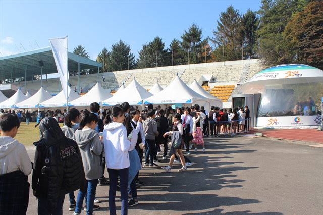 27일 경기 용인시 옛 경찰대에서 개막한 ‘2017 용인드론페스티벌’에 참가한 학생들이 가상·증강현실(VR·AR) 체험을 하기 위해 길게 줄을 서 있다. 이종구 기자