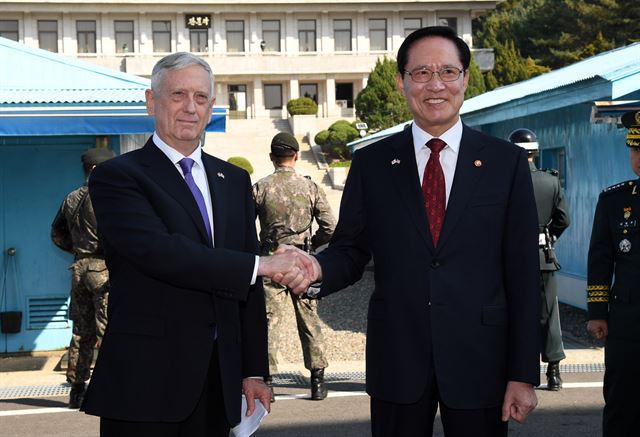 송영무 국방부 장관과 제임스 매티스 미국 국방부 장관이 27일 오후 경기도 파주 비무장지대에 있는 판문점 공동경비구역(JSA)에서 대북 메시지를 발표 후 악수를 하고 있다. 사진공동취재단=연합뉴스