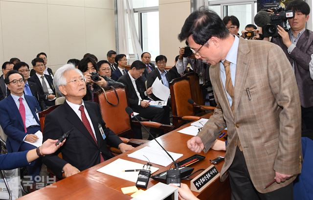 고영주 방송문화진흥회 이사장과 더불어민주당 간사 신경민 의원이 설전을 벌이던 중 신의원이 주먹을 쥐고 책상을 내리치려 하고 있다. 오대근기자 inliner@hankookilbo.com