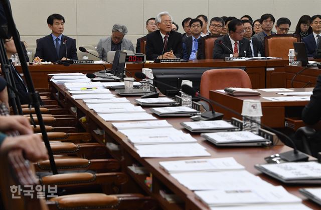 고영주 이사장이 과학기술정보방송통신위원회에서 열린 국정감사에서 자유한국당 의원들이 불참한 가운데 답변하고 있다. 오대근기자 inliner@hankookilbo.com