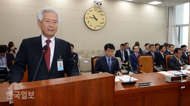 고영주 방송문화진흥회 이사장이 27일 국회 과학기술정보방송통신위원회에서 열린 방송문화진흥회 등에 대한 국정감사에서 업무보고하고 있다. 오대근기자 inliner@hankookilbo.com