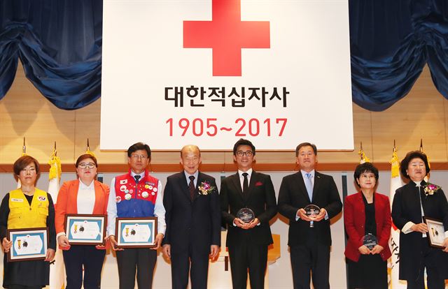 27일 오후 서울 중구 우리은행 본점에서 열린 대한적십자사 창립 112주년 기념식에서 홍보대사인 배우 안재욱(왼쪽 다섯번쨰)씨 등 수상자들이 박경서(왼쪽 네번쨰) 한적 회장과 기념촬영을 하고 있다. 연합뉴스