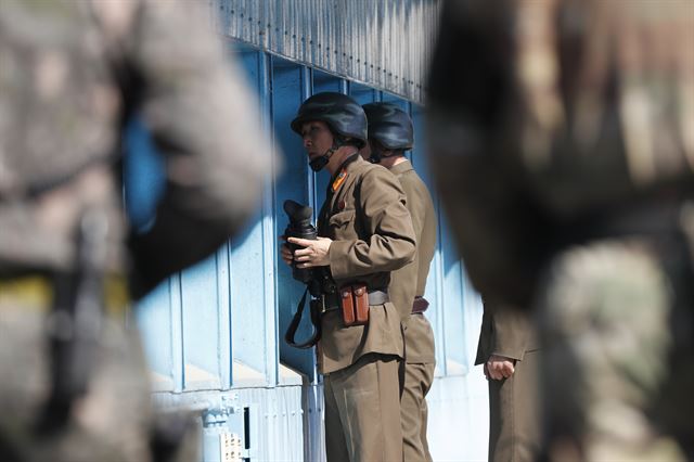 한국을 방문한 제임스 매티스 미 국방장관과 송영무 국방장관이 27일 경기도 파주 판문점 JSA 에서 대북 메시지를 발표한 가운데 북한 군인들이 군사정전위원회 회의실을 둘러보는 한,미 국방장관을 바라보고 있다. EPA 연합뉴스