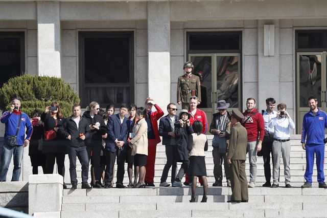 한국을 방문한 제임스 매티스 미 국방장관과 송영무 국방장관이 27일 경기도 파주 판문점 JSA를 방문 중인 가운데 북측 판문각을 방문한 관광객들의 모습. EPA 연합뉴스