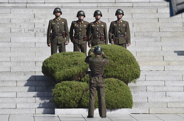 한국을 방문한 제임스 매티스 미 국방장관과 송영무 국방장관이 27일 경기도 파주 판문점 JSA를 방문 중인 가운데 북측 판문각 앞에서 북한 병사들이 기념 사진을 촬영하고 있다. AP 연합뉴스