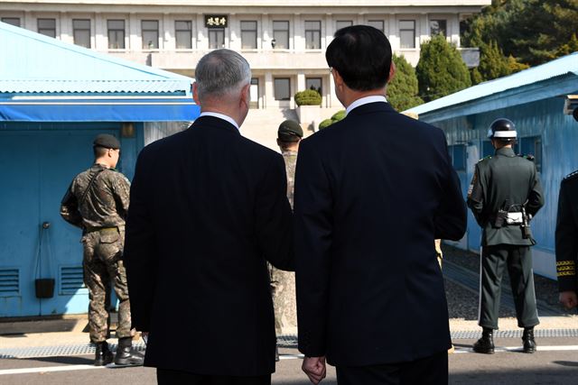 송영무 국방부 장관(오른쪽)과 제임스 매티스 미국 국방부 장관이 27일 오후 경기도 파주 비무장지대에 있는 판문점 공동경비구역(JSA)에서 대북 메시지를 발표 후 북측을 바라보고 있다. 사진공동취재단