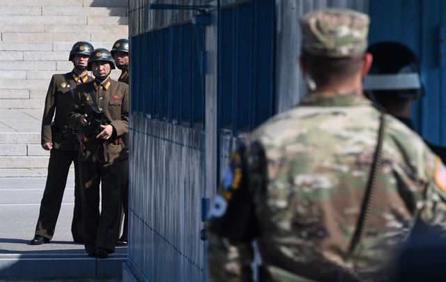 한미 국방장관이 경기도 파주 판문점 공동경비구역(JSA)에서 대북 메시지를 발표한 27일 오후 북한 병사들이 남측을 바라보고 있다. 사진공동취재단