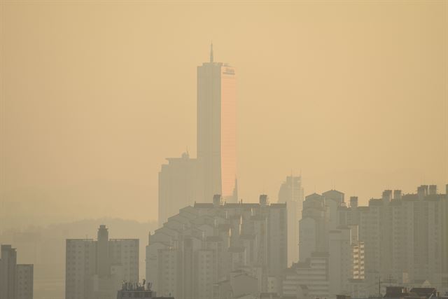 미세먼지 농도가 한때 '나쁨' 수준(80㎍/m³ 이상)을 보인 27일 오후 서울 영등포구 63빌딩 일대가 뿌옇게 보이고 있다. 김주영기자 will@hankookillbo.com