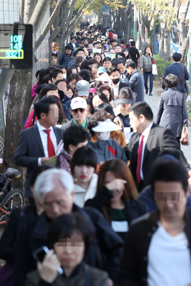 현대건설 컨소시엄(현대건설·대림산업)이 서울 강동구 상일동 고덕주공3단지를 재건축하는 '고덕 아르테온' 견본주택이 27일 개관했다. 이날 문을 연 견본주택 내부를 보려고 청약예정자들이 길게 줄지어 북새통을 이루고 있다. . 서울=연합뉴스