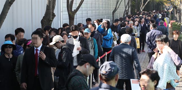 현대건설 컨소시엄(현대건설·대림산업)이 서울 강동구 상일동 고덕주공3단지를 재건축하는 '고덕 아르테온' 견본주택을 27일 개관했다. 이날 문을 연 견본주택 내부를 보려고 청약예정자들이 길게 줄지어 북새통을 이루고 있다. . 서울=연합뉴스