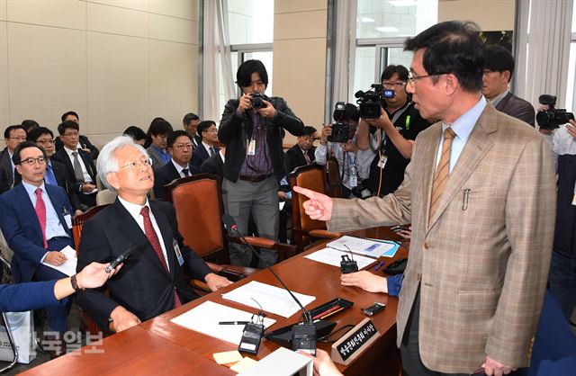 고영주 방송문화진흥회 이사장이 27일 서울 여의도 국회 과학기술정보방송통신위원회에서 열린 국정감사에 출석해 위원장직을 대신하고 있는 더불어민주당 간사 신경민 의원과 설전을 벌이고 있다. 고 이사장이 이날 자유한국당 의원총회에 참석한 사실이 발단이 됐다. 오대근기자 inliner@hankookilbo.com