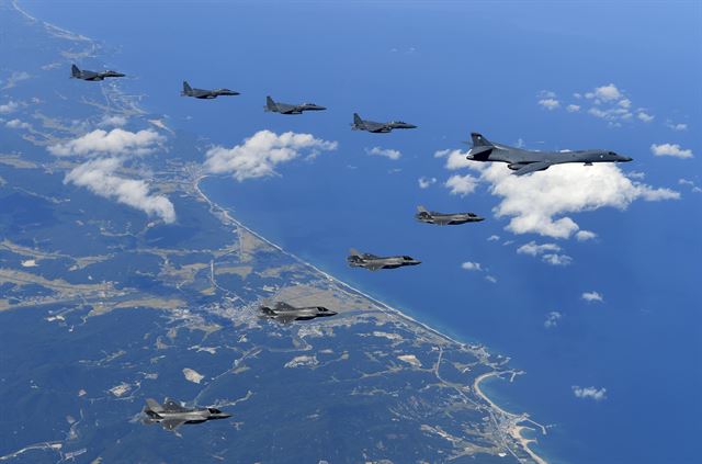 미국의 전략폭격기 B-1B를 필두로 미 공군 F-35B스텔스전투기, 한국 공군 F-15K전투기가 한반도 상공을 날고 있다. 공군제공