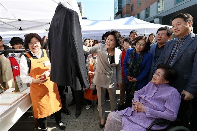 문재인대통령 부인 김정숙여사와 이희호 여사가 함께 28일 오전 이화여고 유관순 기념관에서 사단법인 사랑의 친구들이 주관해 20번째 맞은 사랑나누기바자회 한마당에 참석해 자원봉사를 격려하고 있다.청와대제공