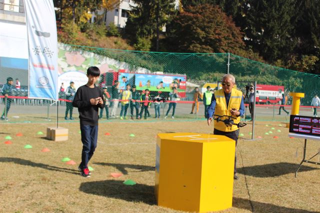 경기 용인시 옛 경찰대에서 열리고 있는 ‘2017 용인드론페스티벌’ 개막 이틀째인 28일 미니 드론 챌린지 대회참가 학생이 진지한 표정으로 드론을 조종해 결승점에 착지하고 있다.