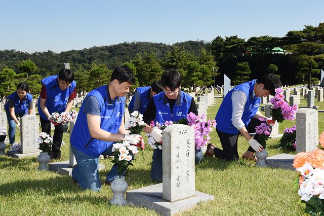 효성 직원들이 지난달 20일 서울 동작구 국립서울현충원을 방문해 묘역 정화활동을 벌이고 있다. 효성 제공