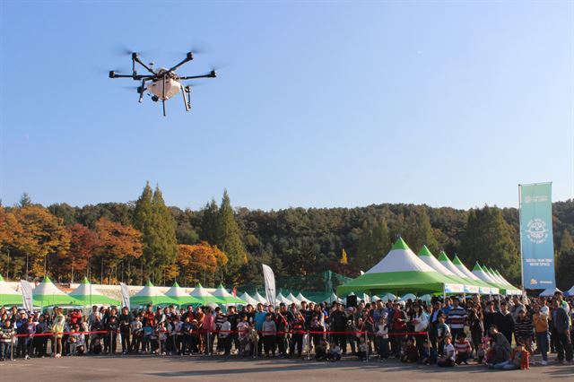 28일 경기 용인시 옛 경찰대에 열린 ‘2017 용인드론페스티벌’에서 드론이 공중에서 비행 시연이 펼쳐지고 있다. 이종구 기자