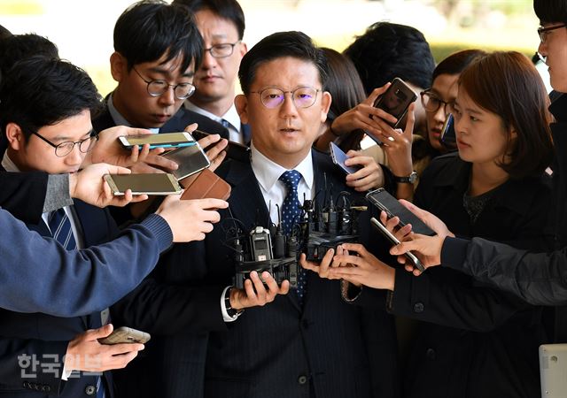 국정원 댓글 수사 방해 의혹과 관련해 장호중 부산지검장이 29일 오후 서초동 서울중앙지검에 출석, 취재진의 질문에 답하고 있다. 고영권기자youngkoh@hankookilbo.com