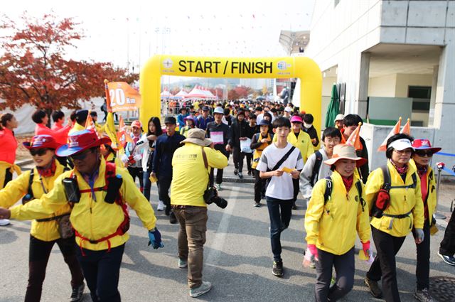 29일 오전10시 강원도 원주시 따뚜공연장에서 원주국제걷기대회 20㎞ 참가자들이 출발선을 떠나고 있다. 김용태기자 kr8888@hankookilbo.com