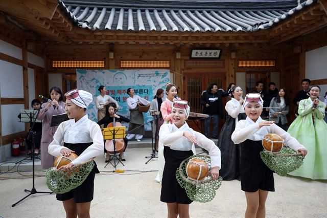 30일 서울 종로구 청진공원에서 '감귤빛 제주가부른다, 해녀들의 한양 버스킹'이 열려 제주에서 온 다온무용단의 단원들이 공연을 하고 있다. 제주특별자치도 주최로 열린 이번 행사는 제주 해녀 인류무형문화유산 등재 1주년 및 제주 내국인 관광객 1,100만 돌파를 기념해 열렸다. 서울=연합뉴스