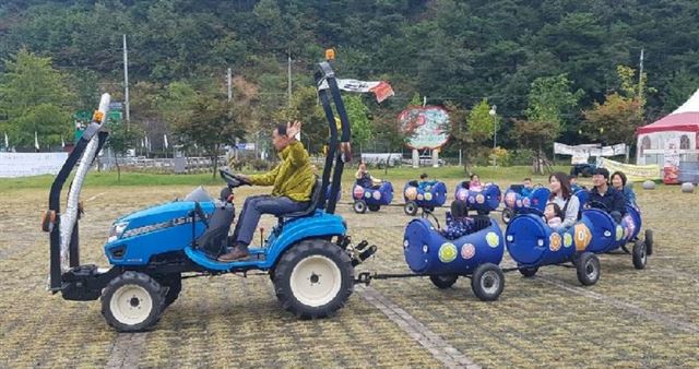 영주시 부석면 영주사과홍보관 노천까페에 운영 중인 깡통열차가 기관차를 트랙터로 바꾸는 등 안전장치를 강화해 운행하고 있다. 아람진영농조합법인 제공