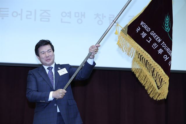 3일 열린 국제그린투어리즘연맹 창립 총회에서 초대 총재로 선출된 임동표 엠비지그룹 회장.