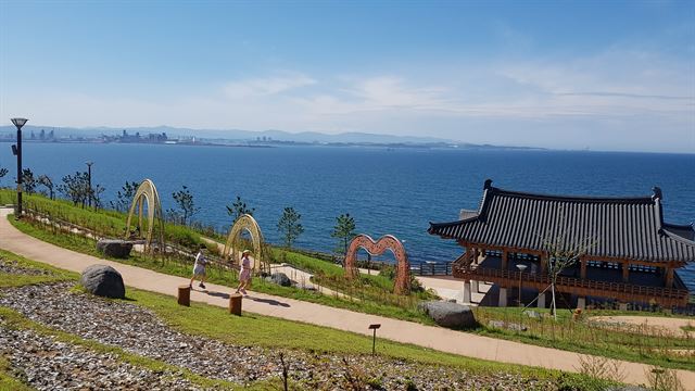 경북 포항시 남구 동해면 임곡리 일대에 조성되는 연오랑세오녀 테마파크. 이곳에 서면 영일만 바다와 포항시가지가 한 눈에 들어온다. 김정혜기자 kjh@hankookilbo.com