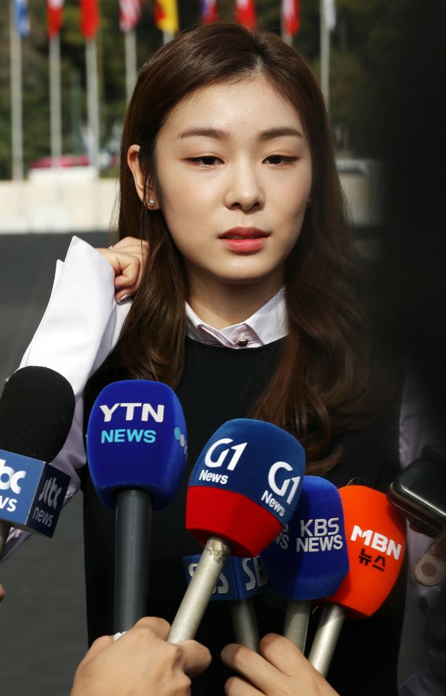 김연아가 30일 성화 인수식 리허설이 열린 아테네 파나티나이코 스타디움에서 인터뷰를 하고 있다. 아테네=연합뉴스