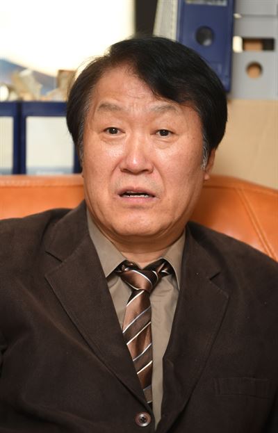 손호철 교수는 "시민들이 광장과 밀실을 극단적으로 왕복한다는 것은 그만큼 우리 정치체계에 일상에서 의견을 개진할 중간수준의 정치적 매개가 부족하다는 의미"라고 지적했다. 류효진 기자 jsknight@hankookilbo.com