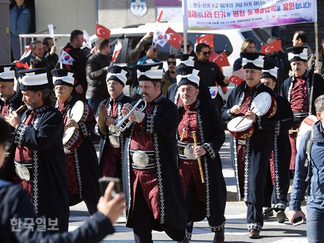 터키 군악대 메흐테르가 31일 오전 서울 광화문 광장에서 연주 하며 행진 하고 있다. / 터키 군악대 31일 오전 서울 청계광장에서 연주 하고있다. 2017.10.31신상순 선임기자ssshin@hankookilbo.co