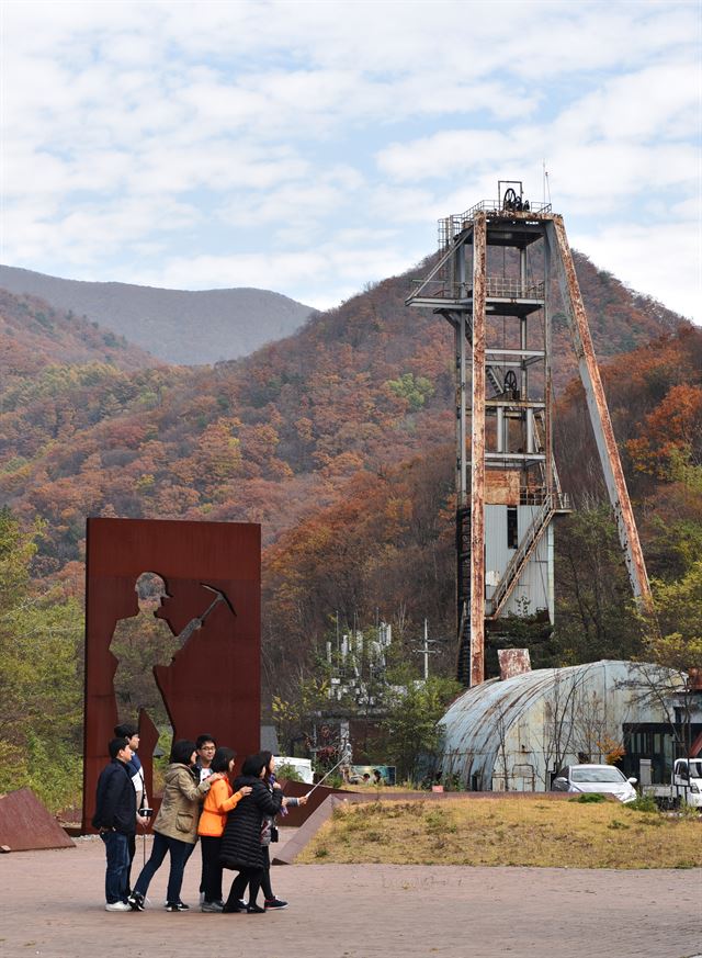 수직갱도 운반 시설과 광부 조형물 뒤는 함백산이다.