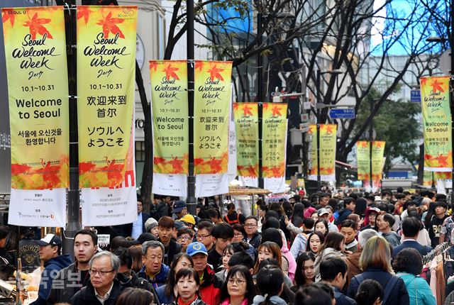 한중 관계 복원으로 국내 관광업계는 중국인 단체관광객의 한국 방문이 하루속히 재개되길 기대하고 있다. 31일 서울 명동 거리에 중국어, 영어, 일본어 등 외국어로 쓰인 ‘서울 웰컴 위크 2017’ 안내 현수막이 걸려 있다. 고영권 기자