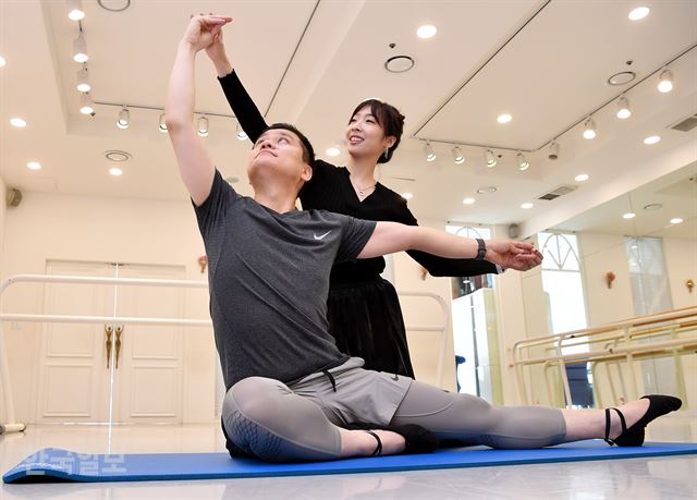 한국일보 라제기 문화부장이 서울 서초구 서초동 '유스발레 컨서바토리'에서 김민지 강사의 지도로 발레 동작을 취해보고 있다. 고영권기자youngkoh@hankookilbo.com