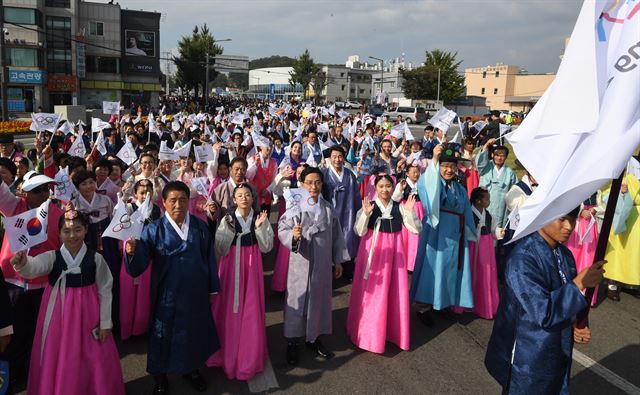 12018 평창동계올림픽 G-100일을 앞두고 지난달 28일 빙상경기 개최 도시인 강릉시 도심에서 2,018명이 참가한 대규모 한복 퍼레이드가 펼쳐지고 있다. 강릉=연합뉴스