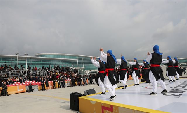 평창동계올림픽 성화가 전세기편으로 인천공항에 도착한 1일 오전 인천공항 제2여객터미널 주기장에서 열린 환영행사에 비보이와 국악인들이 어울려 축하공연을 하고 있다. 인천=홍인기 기자