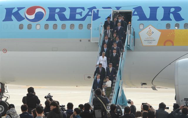 2018평창동계올림픽 성화가 1일 오전 인청공항 제2여객터미널에 대한항공을 통해 도착하고 있다. 인천=홍인기 기자