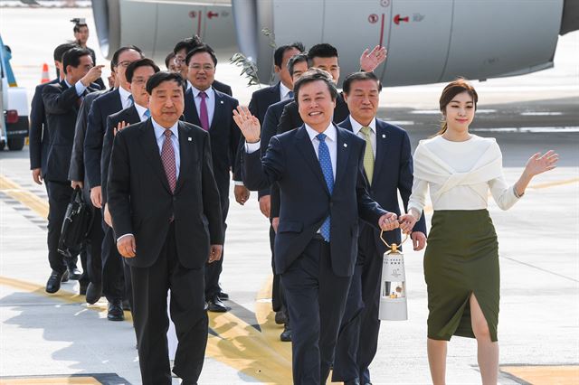 도종환 문화체육관광부장관과 김연아 평창동계올림픽 홍보대사를 비롯한 성화봉송단이 1일 오전 인천국제공항 제2여객청사에서 그리스 올림피아 헤라 신전에서 채회된 성화램프를 들고 귀국하고 있다. 인천=홍인기 기자