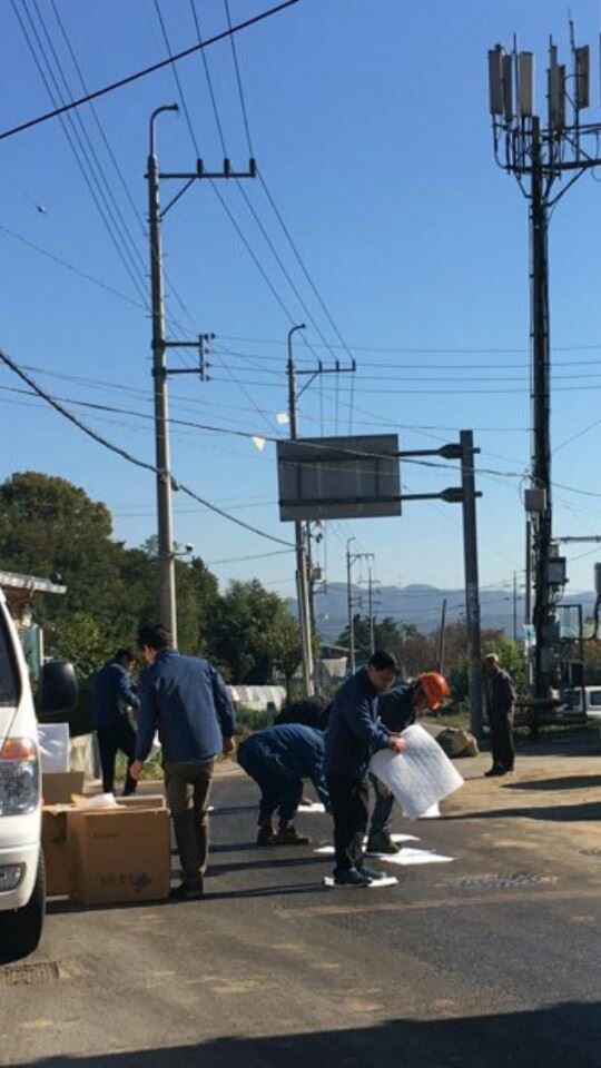 지난달 31일 구미시 고아읍 괴평리 무지개 아파트 부근 700ｍ의 도로에 기름 유출 사고가 발생해 수자원공사 구미권관리단 직원들이 방제작업을 하고 있다. 구미시 제공