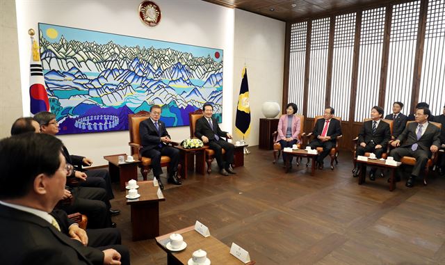 문재인 대통령이 1일 오전 여의도 국회에서 시정연설에 앞서 정세균 국회의장,김명수 대법원장,이강국 헌재소장 대행등 5부요인 여야 대표 원내대표들과 환담을 하고 있다. 청와대사진기자단